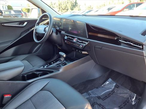 Certified 2025 Kia Niro EX image 14