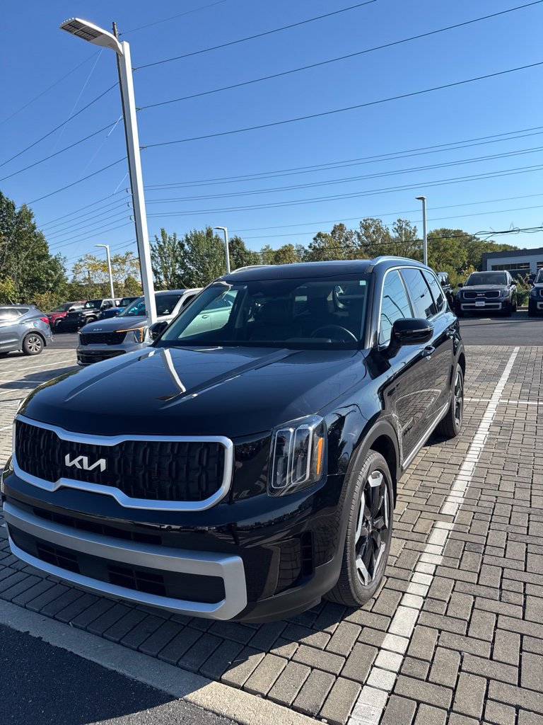 Used 2024 Kia Telluride EX w/ EX Captain's Chair Package AWD/4WD image 3