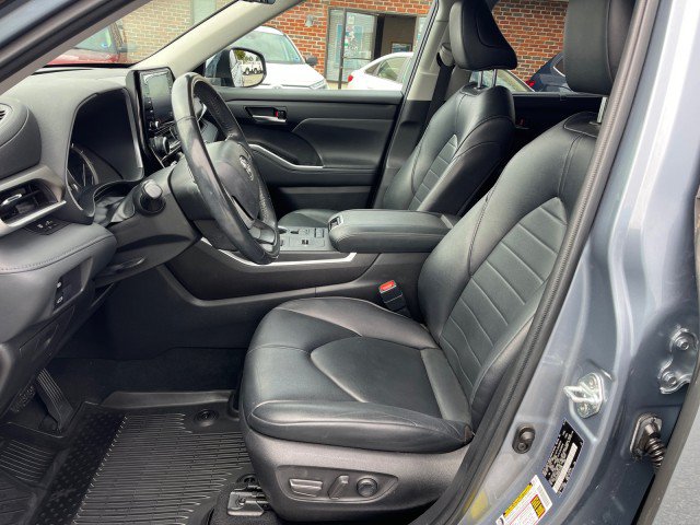 Used 2022 Toyota Highlander XLE FWD image 12