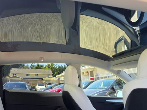 Used 2022 Tesla Model Y Long Range image 15