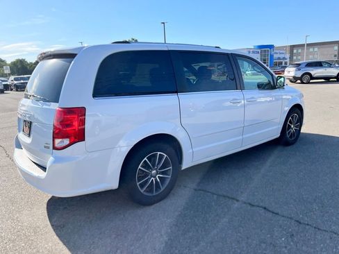 Used 2017 Dodge Grand Caravan SXT FWD image 5