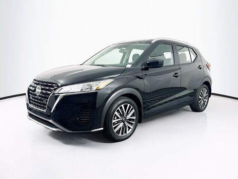 Used 2023 Nissan Kicks SV image 3