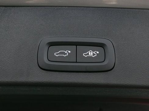 Used 2025 Volvo XC40 B5 Core image 12