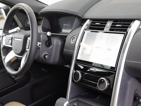 Used 2024 Land Rover Discovery Dynamic SE image 23