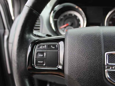 Used 2016 Dodge Grand Caravan SXT FWD image 16