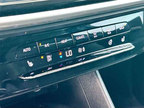 Used 2022 Chevrolet Bolt EUV LT w/ Comfort Package FWD image 15