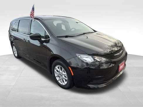 Used 2023 Chrysler Voyager LX image 28