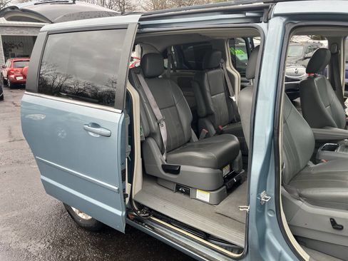 Used 2008 Chrysler Town & Country Touring image 19