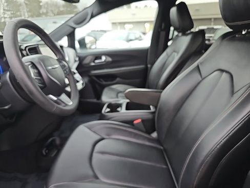 Used 2025 Chrysler Pacifica Select image 21