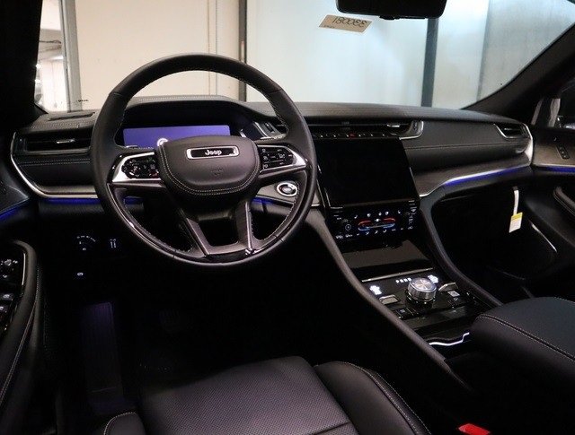 New 2023 Jeep Grand Cherokee Overland AWD/4WD image 5