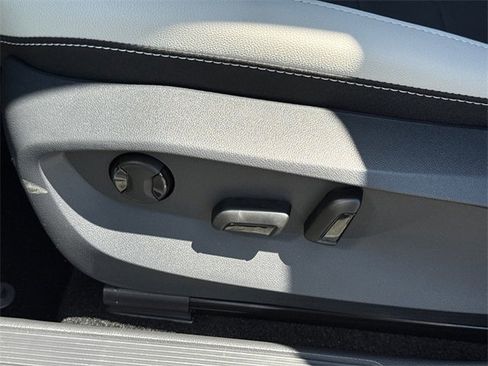 New 2025 Volkswagen Taos SE image 31