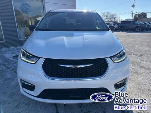 Used 2024 Chrysler Pacifica Touring-L image 3