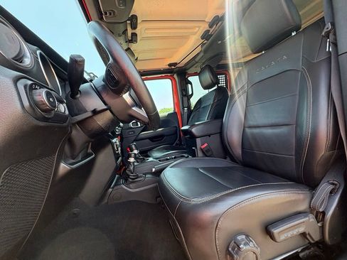 Used 2018 Jeep Wrangler Unlimited Sahara AWD/4WD image 12