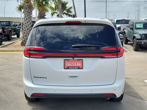 New 2026 Chrysler Pacifica Select FWD image 13