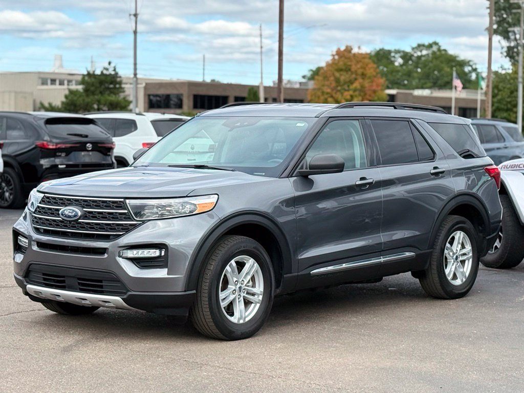 Used 2024 Ford Explorer XLT w/ Equipment Group 202A AWD/4WD image 40