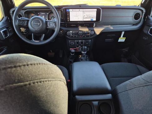 Used 2026 Jeep Wrangler Unlimited Rubicon AWD/4WD image 15