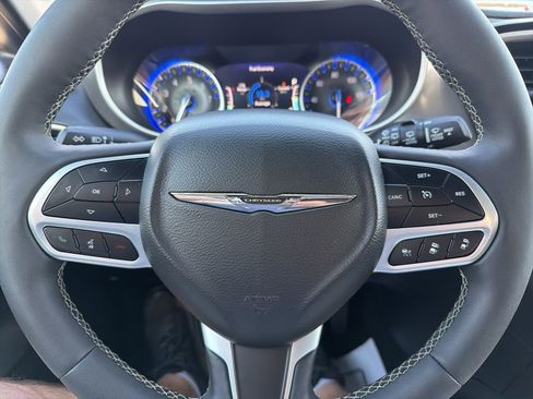 Used 2025 Chrysler Pacifica Select image 14