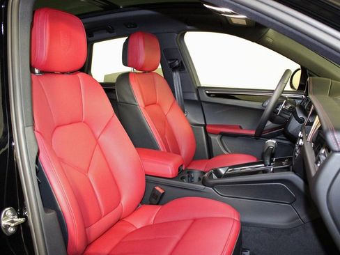 Certified 2026 Porsche Macan AWD/4WD image 38