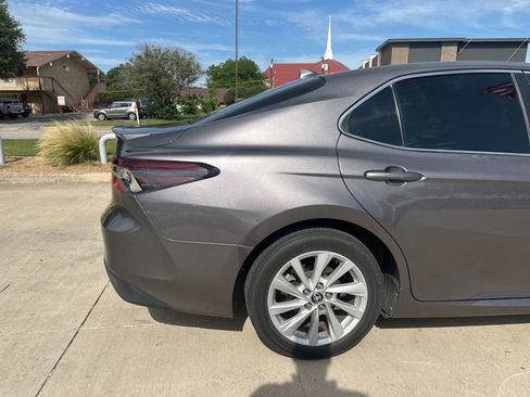 Certified 2022 Toyota Camry XLE FWD image 6