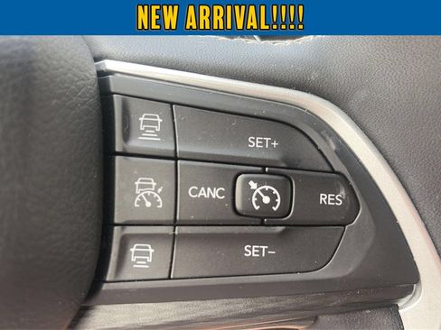 Used 2023 Jeep Grand Cherokee Altitude AWD/4WD image 11