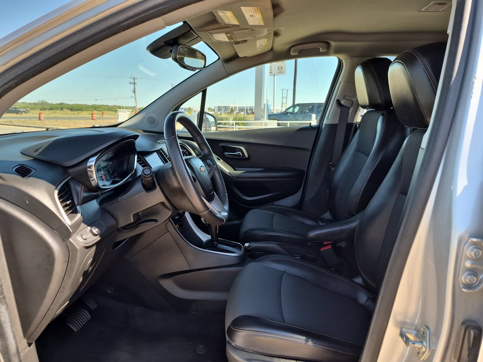 Used 2021 Chevrolet Trax LT w/ Sport Edition FWD image 9