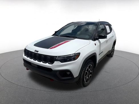 Used 2025 Jeep Compass Trailhawk AWD/4WD image 7