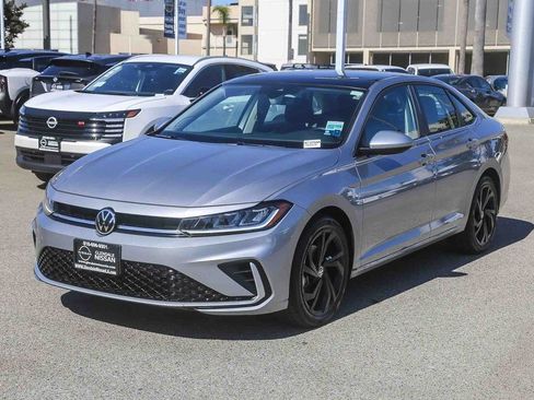 Used 2025 Volkswagen Jetta SE FWD image 3