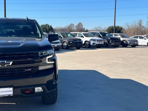 Used 2021 Chevrolet Silverado 1500 LT Trail Boss image 3