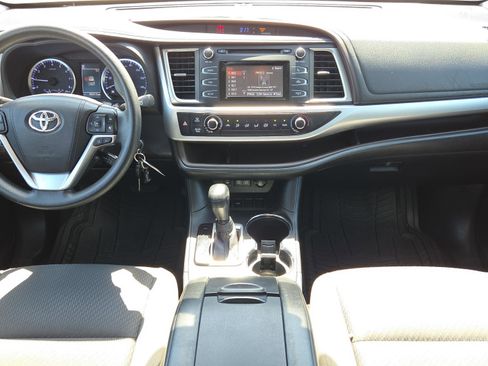 Used 2018 Toyota Highlander LE FWD image 15
