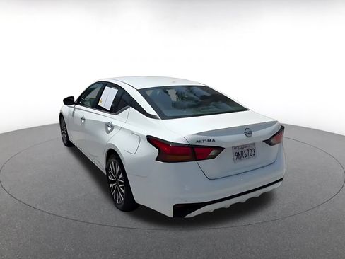 Used 2025 Nissan Altima 2.5 SV FWD image 9