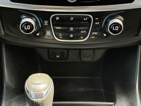 Used 2020 Chevrolet Traverse LT FWD image 27