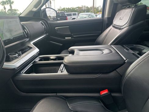 Used 2025 Ford Expedition Platinum AWD/4WD image 23
