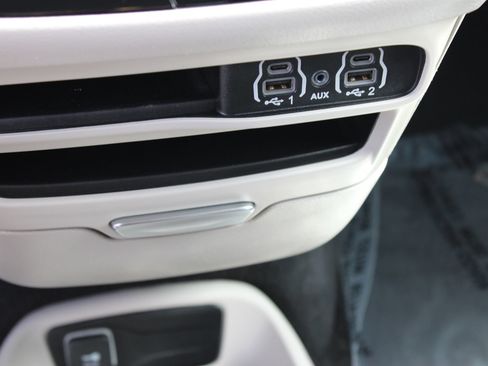 Used 2022 Chrysler Voyager LX FWD image 17