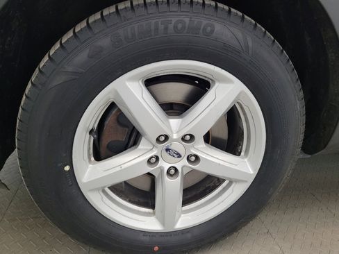 Used 2017 Ford Explorer XLT w/ Equipment Group 201A AWD/4WD image 31