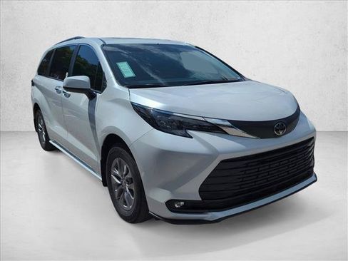 New 2026 Toyota Sienna XLE FWD image 3