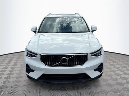Used 2024 Volvo XC40 B5 Plus image 2