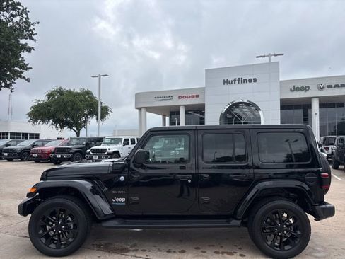 Used 2022 Jeep Wrangler Unlimited Sahara w/ Cold Weather Group AWD/4WD image 8