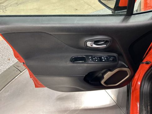 Used 2016 Jeep Renegade Latitude w/ Popular Equipment Group image 13