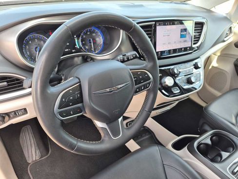 Used 2024 Chrysler Pacifica Touring-L FWD image 2