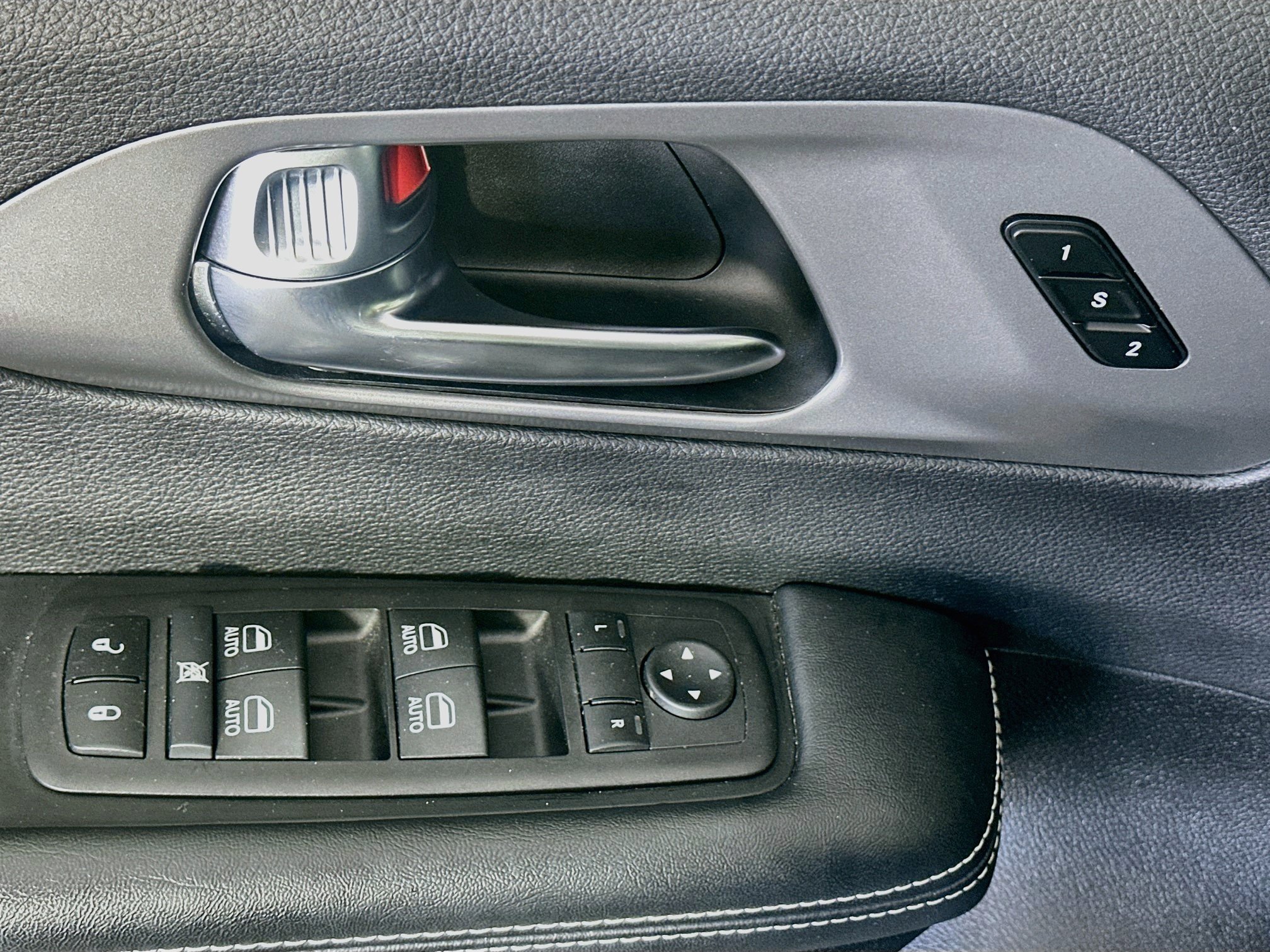 Used 2025 Chrysler Pacifica Select FWD image 15