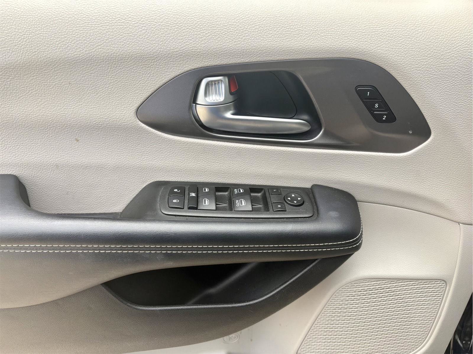 Used 2023 Chrysler Pacifica Touring-L FWD image 16