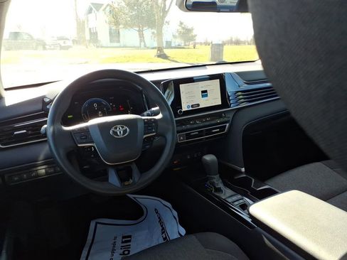 Used 2025 Toyota Camry LE image 11