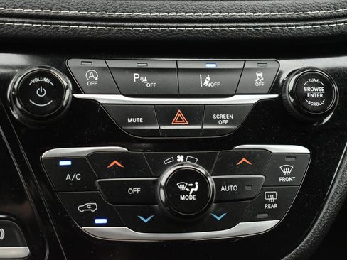 Used 2023 Chrysler Pacifica Touring FWD image 30