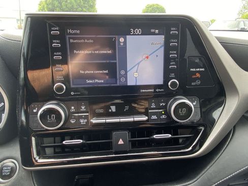 Used 2020 Toyota Highlander XLE AWD/4WD image 29