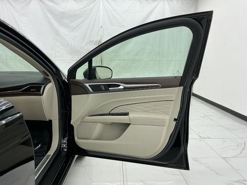 Used 2017 Ford Fusion Platinum FWD image 19