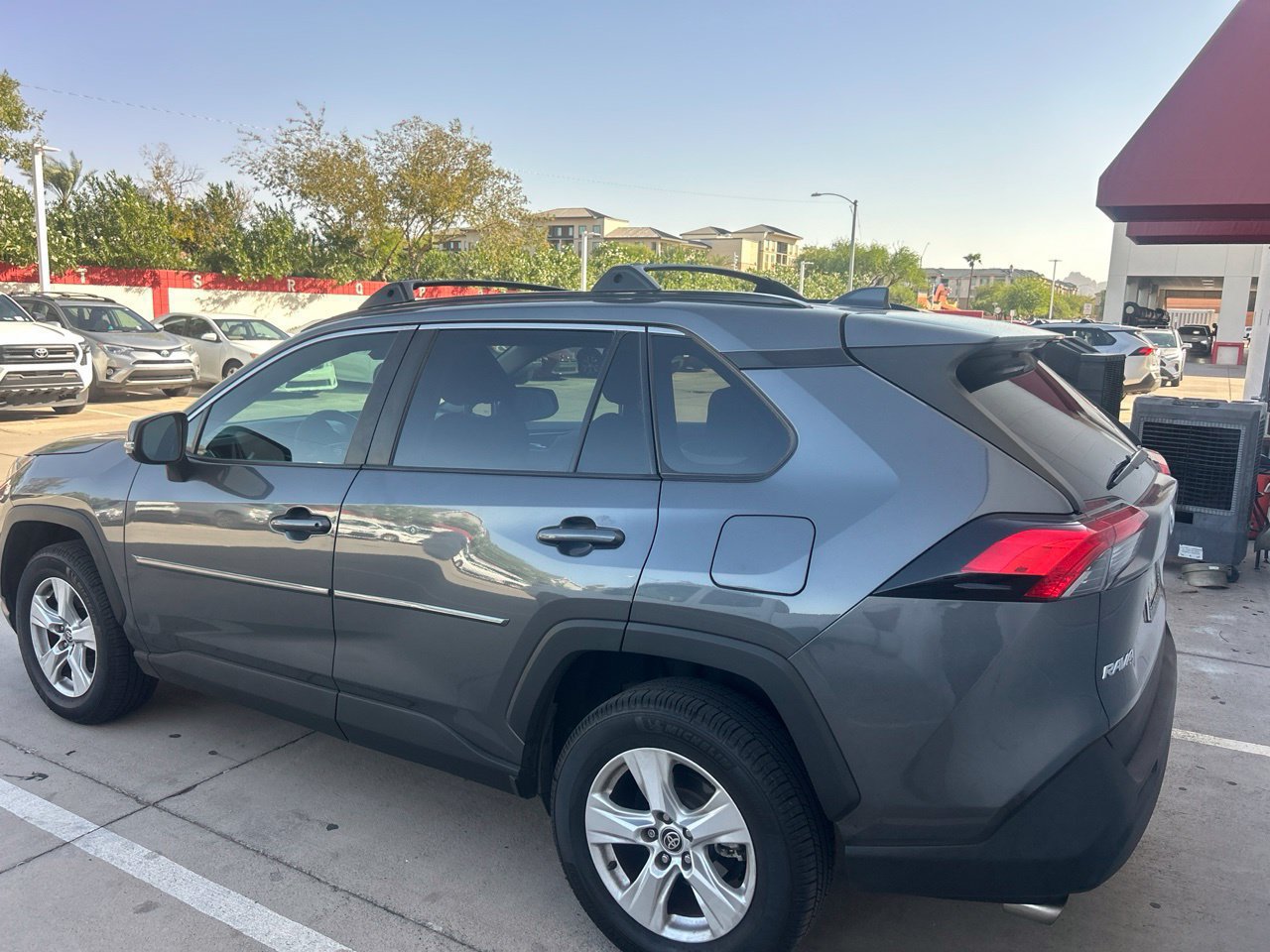 Used 2021 Toyota RAV4 XLE w/ Convenience Package FWD image 2