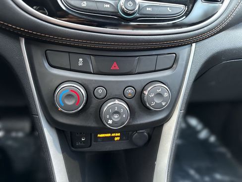 Used 2022 Chevrolet Trax LT w/ Driver Confidence Package AWD/4WD image 16