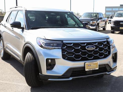 Certified 2025 Ford Explorer Platinum w/ LUX Leather Package AWD/4WD image 4