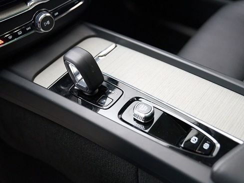 Certified 2025 Volvo XC60 B5 Plus AWD/4WD image 19
