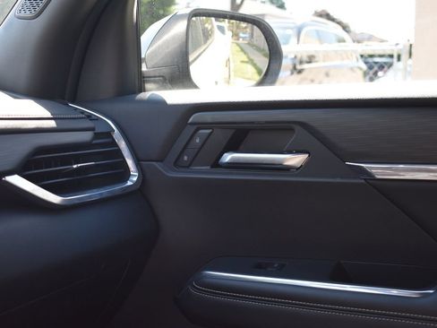 Used 2025 GMC Acadia Elevation AWD/4WD image 19